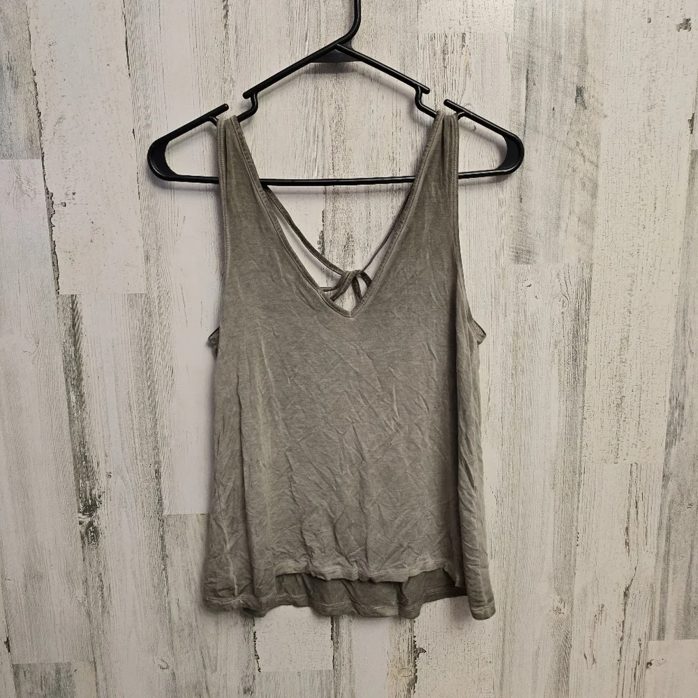 AEO Sleeveless V-Neck Tank Top with Criss-Cross Front Detail in Gray Small - Picture 3 of 8